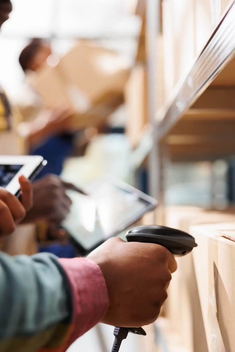 Medewerker scant producten tijdens fulfilment